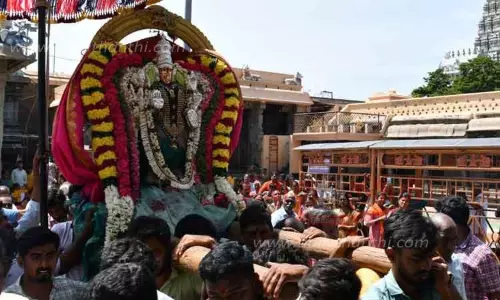 வெள்ளி கவச அலங்காரத்தில் பராசக்தி அம்மன்