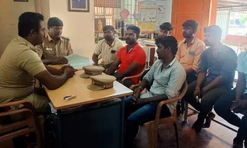 ஆம்புலன்ஸ் டிரைவர்கள்- போலீசார் விழிப்புணர்வு கூட்டம் ஆம்புலன்ஸ் டிரைவர்கள்- போலீசார் விழிப்புணர்வு கூட்டம்