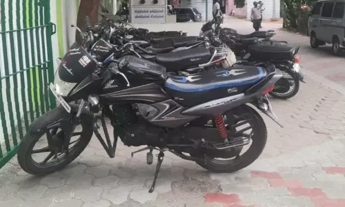 வெளியாட்களின் வாகனங்கள் ஆக்கிரமிப்பு வெளியாட்களின் வாகனங்கள் ஆக்கிரமிப்பு