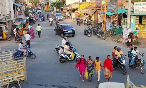 நடைபாதைகளை ஆக்கிரமித்துள்ள கடைகள் நடைபாதைகளை ஆக்கிரமித்துள்ள கடைகள்