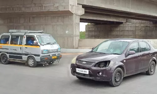 இணைப்பு சாலைகளில் வேகத்தடை அமைக்க வேண்டும் இணைப்பு சாலைகளில் வேகத்தடை அமைக்க வேண்டும்