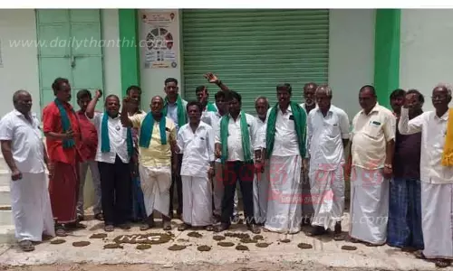 கட்சி சார்பற்ற விவசாயிகள் சங்கத்தினர் நூதன ஆர்ப்பாட்டம்