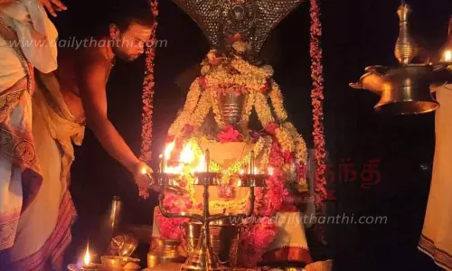 பிரதோஷத்தையொட்டி சிறப்பு பூஜை பிரதோஷத்தையொட்டி சிறப்பு பூஜை