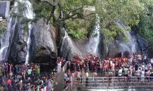 குற்றாலத்தில் குவிந்த சுற்றுலா பயணிகள்; அருவிகளில் உற்சாக குளியல்