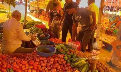 தக்காளி, சின்னவெங்காயம் விலை அதிகரிப்பு