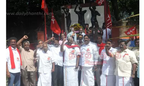 நினைவிடத்தில் தொழிற்சங்கத்தினர் மரியாதை
