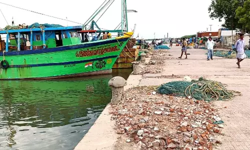 மீன்பிடி இறங்கு தளத்தை மேம்படுத்துவது அவசியம்