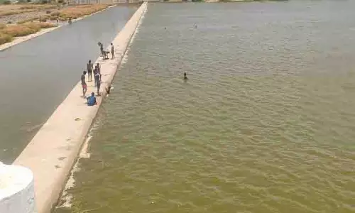 தடுப்பணையில் குளித்து மகிழும் சிறுவா்கள்