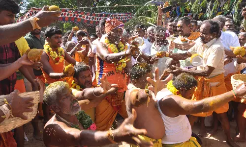 கிருஷ்ணகிரி அருகேவீரபத்திரசாமி கோவில் கும்பாபிஷேக விழா தலையில் தேங்காய் உடைத்து பக்தர்கள் நேர்த்திக்கடன் கிருஷ்ணகிரி அருகேவீரபத்திரசாமி கோவில் கும்பாபிஷேக விழா தலையில் தேங்காய் உடைத்து பக்தர்கள் நேர்த்திக்கடன்