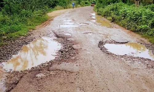சேதமடைந்த சாலையை சீரமைக்க பயணிகள் கோரிக்கை