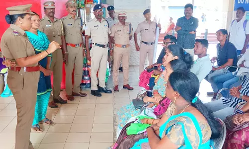 ரெயில் பயணிகளுக்கு பாதுகாப்பு குறித்து விழிப்புணர்வு