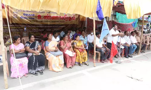 சேலத்தில் தொழிற்பயிற்சி அலுவலர் சங்கத்தினர் உண்ணாவிரதம்