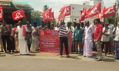 மேச்சேரியில் சாலையில் தேங்கிய கழிவுநீரை அகற்றகோரிமார்க்சிஸ்ட் கம்யூனிஸ்டு கட்சியினர் போராட்டம்