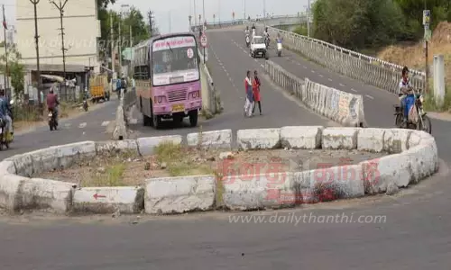 சென்னிமலை ரோட்டில் போக்குவரத்து நொிசல்சிக்கலான மேம்பாலத்தால் திக்குமுக்காடும் வாகன ஒட்டிகள்