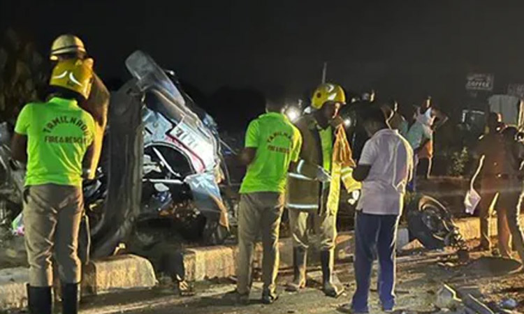 மதுரை: கண்டெய்னர் லாரி மீது கார் மோதி பயங்கர விபத்து - 4 பேர் பலி