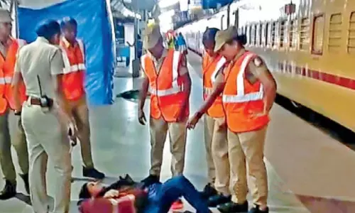 நாகர்கோவில் ரெயில் நிலையத்தில் போதையில் ரகளையில் ஈடுபட்ட இளம்பெண்