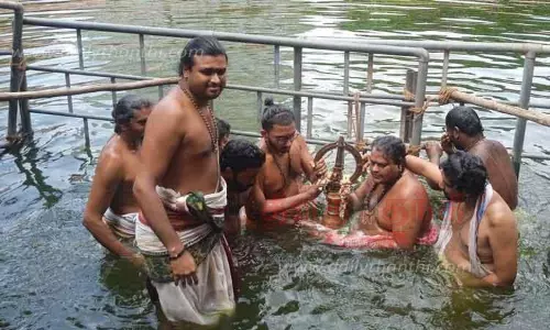 அருணாசலேஸ்வரர் கோவில் சிவகங்கை குளத்தில் தீர்த்தவாரி