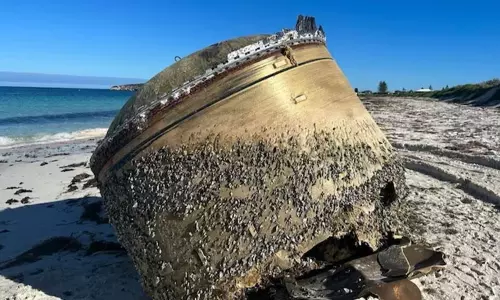 ஆஸ்திரேலியாவில் கரை ஒதுங்கிய ராட்சத மர்ம பொருள் பிஎஸ்எல்வி ராக்கெட்டின் பாகமா...? ஆஸ்திரேலியாவில் கரை ஒதுங்கிய ராட்சத மர்ம பொருள் பிஎஸ்எல்வி ராக்கெட்டின் பாகமா...?