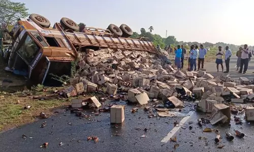 25 ஆயிரம் பீர் பாட்டில்களுடன் சென்ற லாரி கவிழ்ந்தது