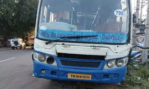 ஸ்கூட்டர் மீது அரசு பஸ் மோதி வியாபாரி பலி