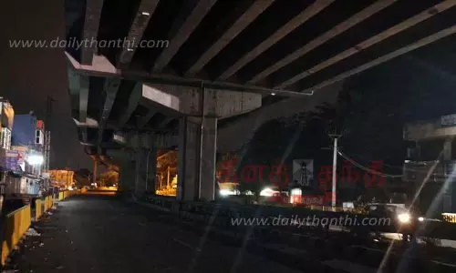 இருள் சூழ்ந்து கிடக்கும் கிணத்துக்கடவு மேம்பால பகுதி