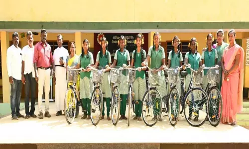 மெஞ்ஞானபுரம் பள்ளியில்மாணவிகளுக்கு இலவச சைக்கிள் வழங்கும் நிகழ்ச்சி