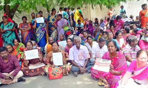 கோவை கலெக்டர் அலுவலகம் முன் பொதுமக்கள் தர்ணா கோவை கலெக்டர் அலுவலகம் முன் பொதுமக்கள் தர்ணா