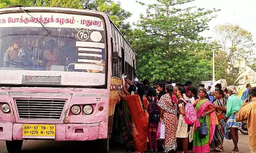 போதிய பஸ் வசதி இல்லாததால் மாணவர்கள் பரிதவிப்பு