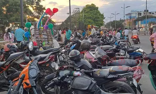 தடாகம் ரோட்டில் வாகனங்களை நிறுத்துவதால் போக்குவரத்து நெரிசல் தடாகம் ரோட்டில் வாகனங்களை நிறுத்துவதால் போக்குவரத்து நெரிசல்