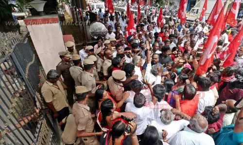 மாநகராட்சி அலுவலகத்தை முற்றுகையிட்டு போராட்டம்