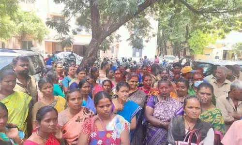 ஒப்பந்த ஊழியர்கள் காத்திருப்பு போராட்டம்