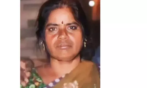 திண்டிவனம் அருகேகார் மோதி பெண் சாவுமேல்மருவத்தூருக்கு பாதயாத்திரை சென்ற போது பரிதாபம்