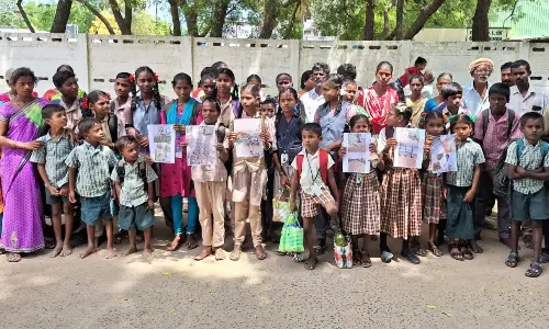 வகுப்பை புறக்கணித்துவிட்டு புத்தகப்பையுடன் கலெக்டர் அலுவலகம் வந்த மாணவர்கள்