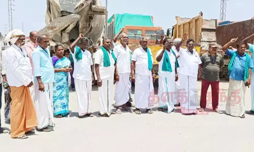 புறவழிச்சாலை விரிவாக்க பணியை தடுத்து நிறுத்தி விவசாயிகள் போராட்டம்