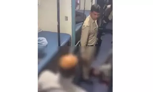 ஓடும் ரெயிலில் 4 பேரை சுட்டுக்கொன்றது ஏன்? - கொலையாளி பேசும் பரபரப்பு வீடியோ வைரல் ஓடும் ரெயிலில் 4 பேரை சுட்டுக்கொன்றது ஏன்? - கொலையாளி பேசும் பரபரப்பு வீடியோ வைரல்