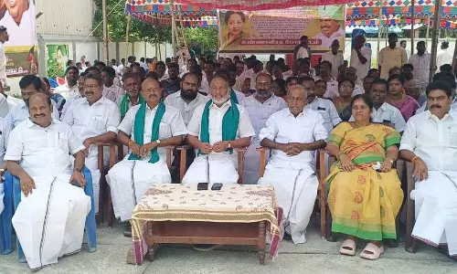 அ.தி.மு.க.வினர் உண்ணாவிரதம் அ.தி.மு.க.வினர் உண்ணாவிரதம்