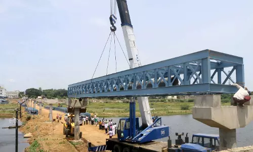 குடிநீர், பாதாள சாக்கடை குழாய் அமைக்க இரும்பு பாலம் கட்டும் பணி தீவிரம்