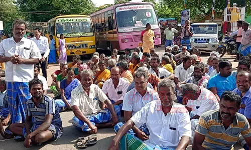 அரூர் அருகே கோவில் நிலத்தில்ஆக்கிரமிப்பு அகற்றகோரி பொதுமக்கள் சாலை மறியல்அதிகாரிகள் பேச்சுவார்த்தையில் உடன்பாடு