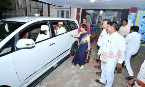 ஓய்வு பெற்ற உதவியாளரை தனது காரில் அழைத்து சென்ற கலெக்டர்