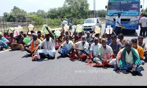 குடிநீர் கேட்டு காலிக்குடங்களை தலையில் வைத்து பொதுமக்கள் மறியல் குடிநீர் கேட்டு காலிக்குடங்களை தலையில் வைத்து பொதுமக்கள் மறியல்