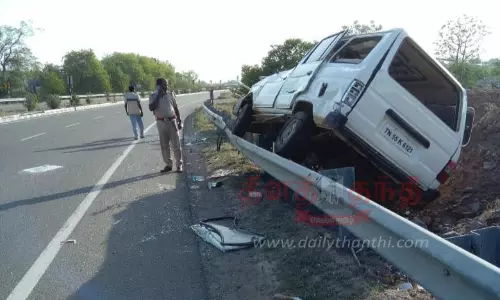 சாலையோர தடுப்பு கம்பியில் ஏறிய கார்