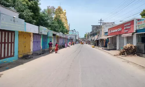 கோவில் இணை ஆணையரை இடமாற்றம் செய்ய வலியுறுத்தி ராமேசுவரத்தில் கடைகள் அடைப்பு கோவில் இணை ஆணையரை இடமாற்றம் செய்ய வலியுறுத்தி ராமேசுவரத்தில் கடைகள் அடைப்பு