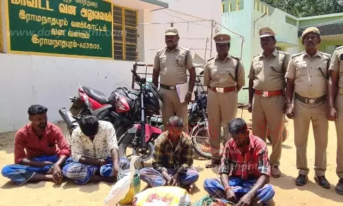 கொக்கு வேட்டையாடிய 4 பேர் கைது கொக்கு வேட்டையாடிய 4 பேர் கைது