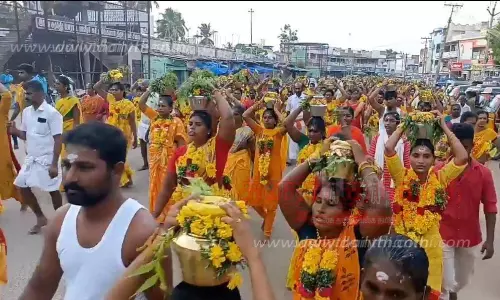 ஆடித்திருவிழாவில் 5 ஆயிரம் பக்தர்கள் பால்குடம் எடுத்து ஊர்வலம் ஆடித்திருவிழாவில் 5 ஆயிரம் பக்தர்கள் பால்குடம் எடுத்து ஊர்வலம்