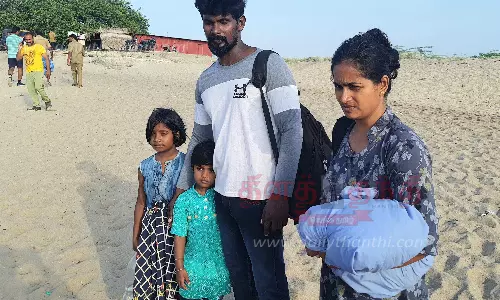 ஒரே குடும்பத்தை சேர்ந்த 4 பேர் அகதியாக தனுஷ்கோடி வருகை ஒரே குடும்பத்தை சேர்ந்த 4 பேர் அகதியாக தனுஷ்கோடி வருகை