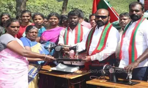 மாஞ்சோலை தேயிலை தோட்ட தொழிலாளர்களுக்கு நலத்திட்ட உதவி மாஞ்சோலை தேயிலை தோட்ட தொழிலாளர்களுக்கு நலத்திட்ட உதவி