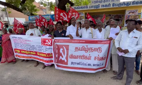 தமிழ்நாடு விவசாய சங்கத்தினர் ஆர்ப்பாட்டம்