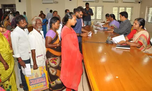 மக்கள் குறைதீர்வு நாள் கூட்டத்தில் பயனாளிகளுக்கு நலத்திட்ட உதவிகள்