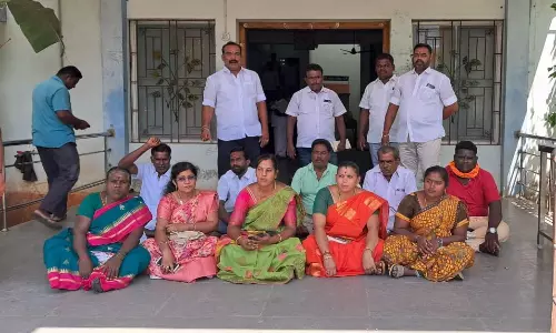மணப்பாறை நகராட்சியில் குடிநீர் முறையாக வினியோகிக்கப்படாததை கண்டித்து அ.தி.மு.க. கவுன்சிலர்கள் தர்ணா