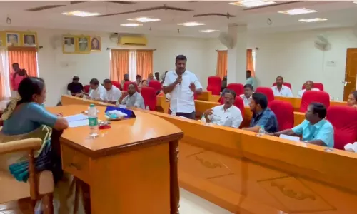 பள்ளங்களை மூடி சீரமைக்க வேண்டும்